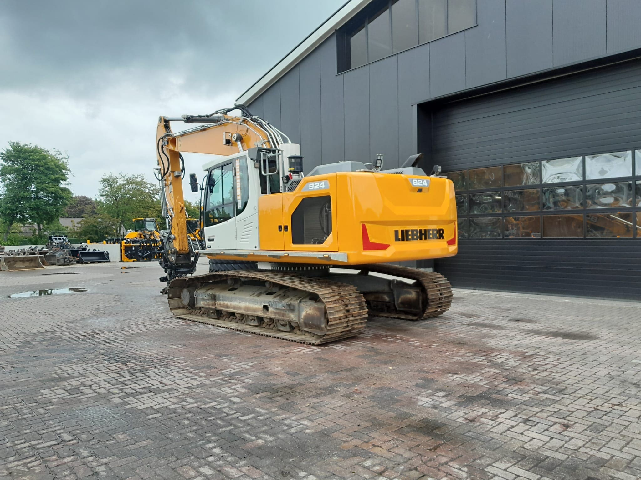 Liebherr R 924 LC bij werkplaats