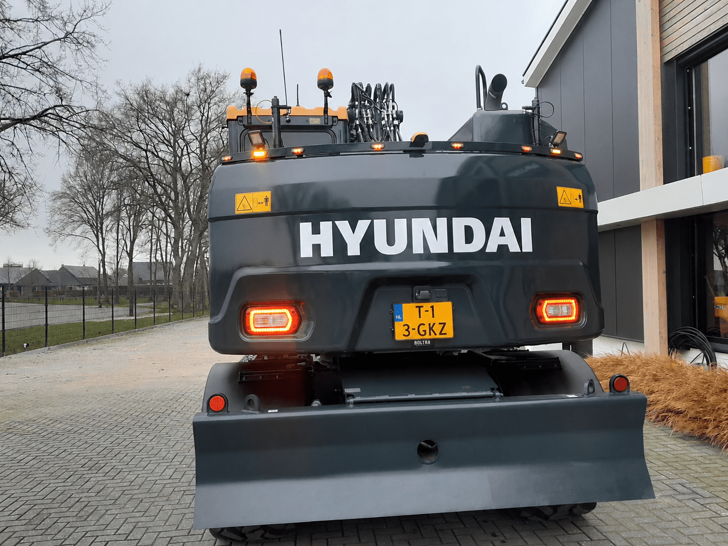 Achteraanzicht Hyundai HW140A met contourverlichting contragewicht